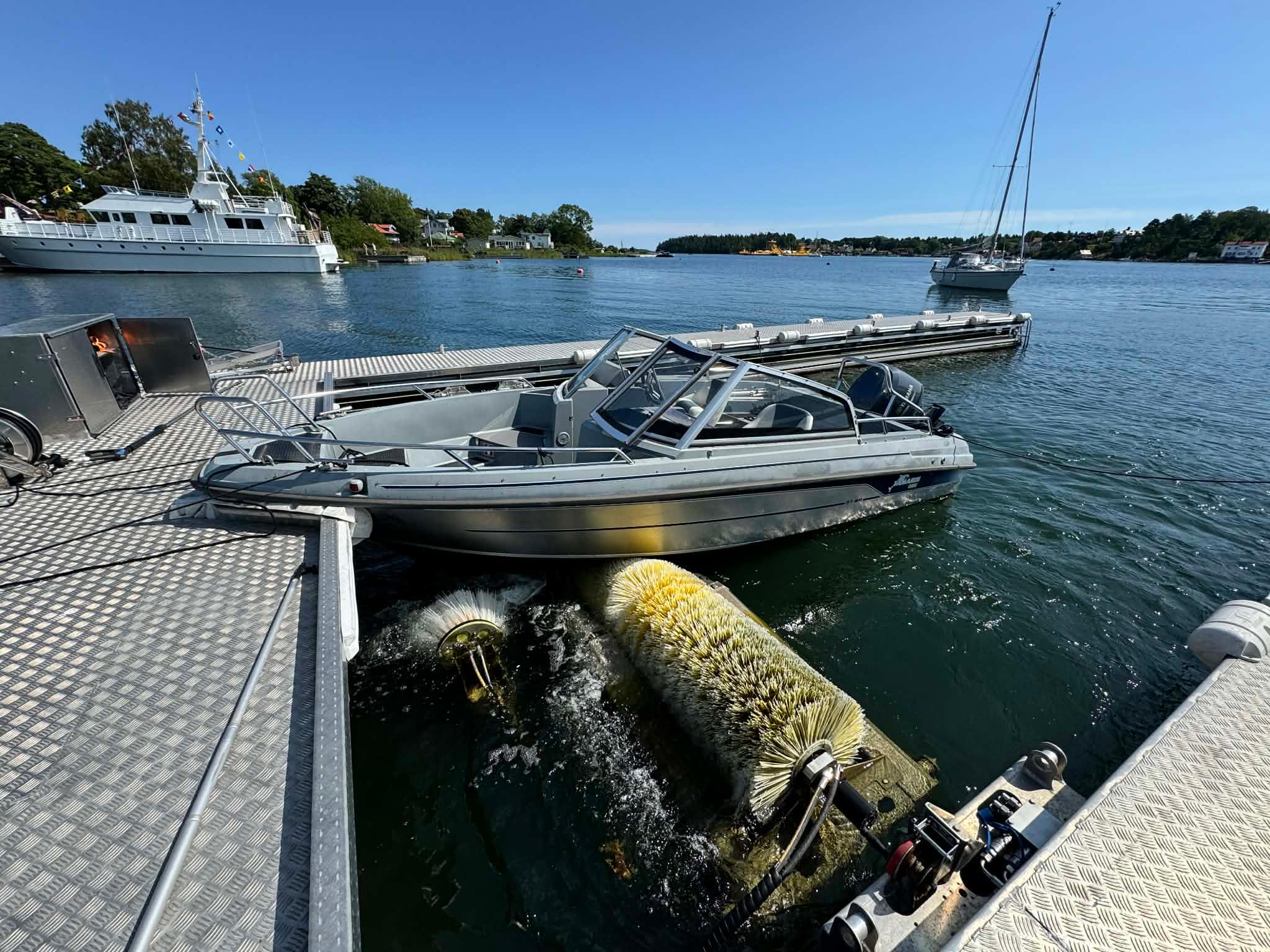 Professionell båtbottentvätt i Furusunds Hamn